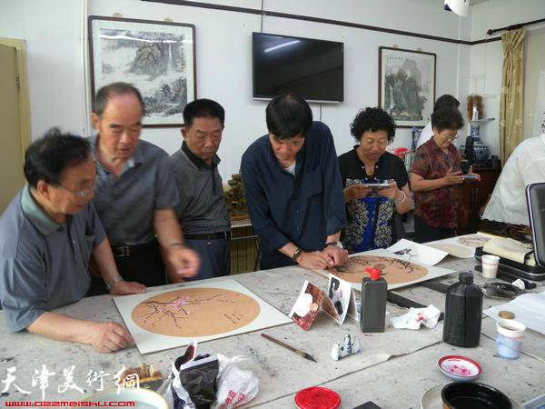 书画家于凤江及书画爱好者在欣赏作品