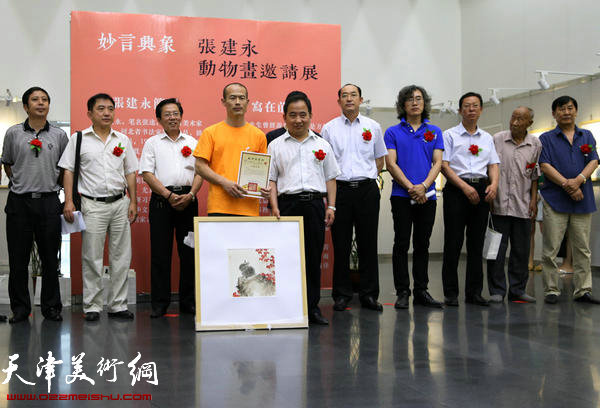 在画展开幕式上，天津图书馆副馆长赵彦龙向国画家张建永颁发收藏证书