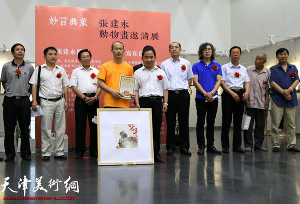 在画展开幕式上,天津图书馆副馆长赵彦龙向国画家张建永颁发收藏证书