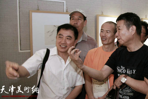 国画家刘文生与国画家张建永、油画家王文元在现场交流
