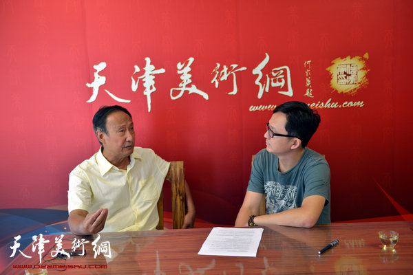 图为陈幼白在“天津美术网”访谈节目。