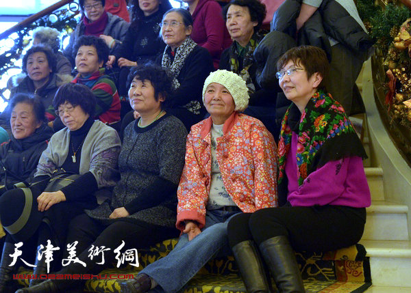 范闻泽（前排右二）与部分天津美院女同学在一起。