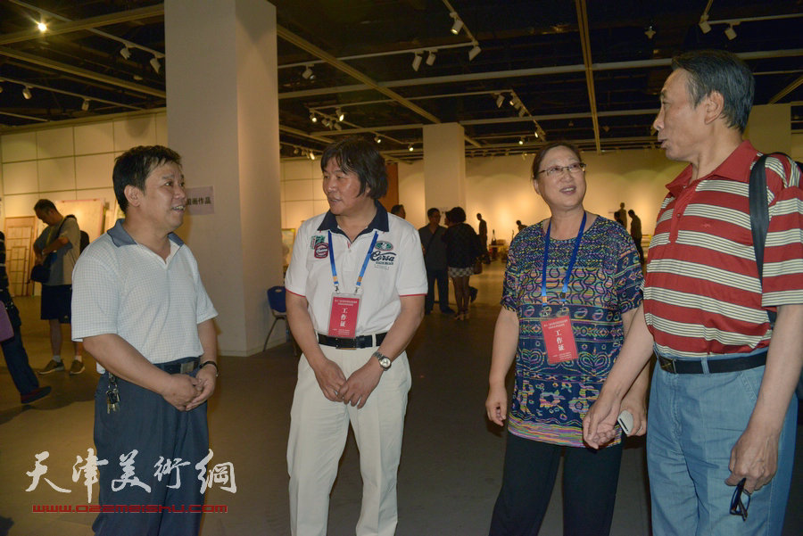 第十二届全国美展作品征选暨天津市美术作品展征稿踊跃，图为李耀春、高学年、曲燕等在收画现场。