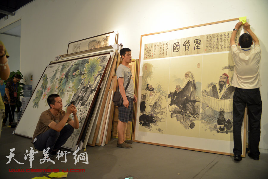 第十二届全国美展作品征选暨天津市美术作品展征稿踊跃，图为现场。