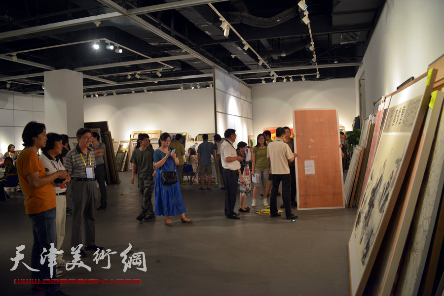 第十二届全国美展作品征选暨天津市美术作品展征稿踊跃，图为现场。