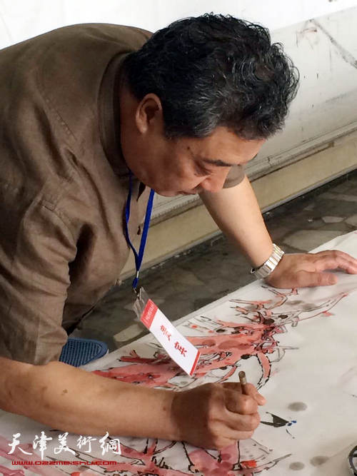 天津著名画家王其华参加海峽两岸书画家桂林行，图为王其华参加书画交流活动。