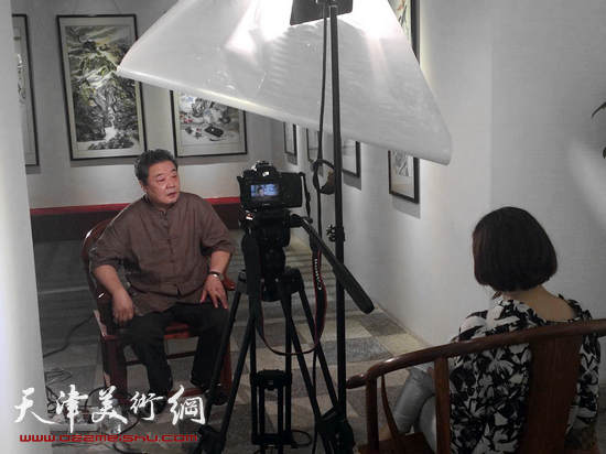 天津著名画家王其华参加海峽两岸书画家桂林行，图为王其华接受媒体采访。