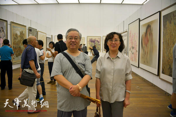 图为赵国经、王美芳在展览现场。