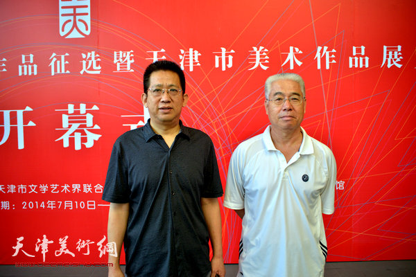 图为李毅峰、苏鸿升在展览现场。