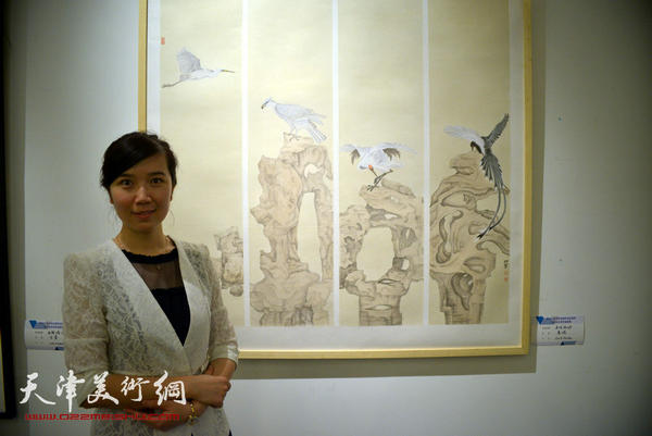 图为李悦在展览现场。