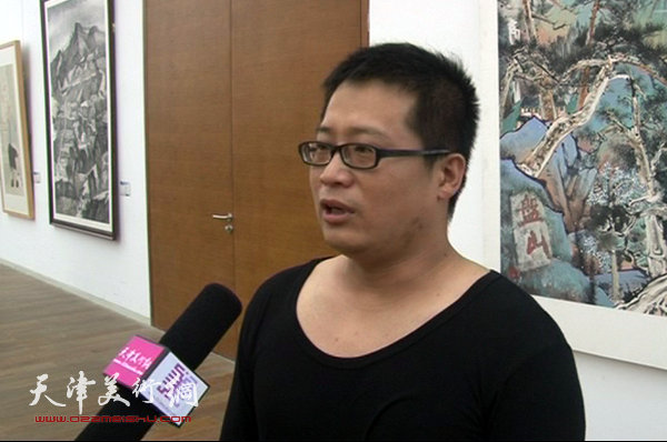 图为闫勇接受天津美术网现场采访。
