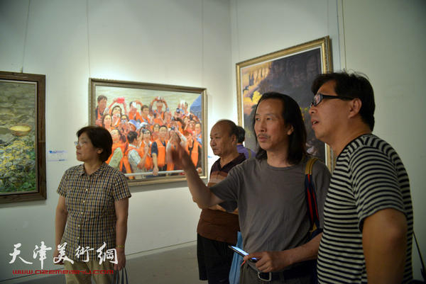 图为周世麟、刘学成在展览现场。
