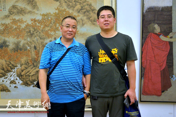 图为邢津、王贺东在展览现场。