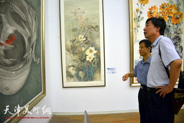 图为杜晓光在展览现场。