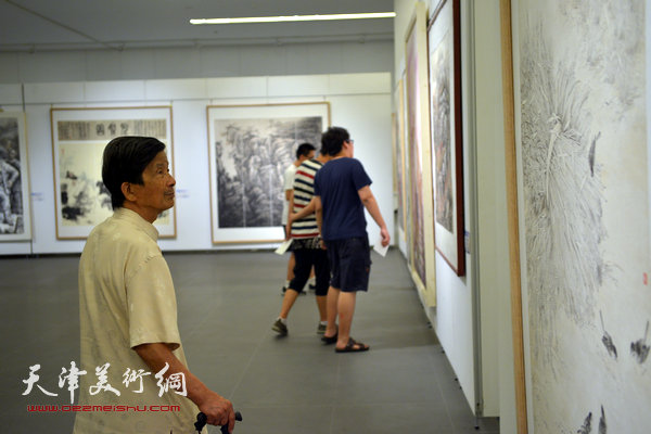 图为杜明岑在展览现场。