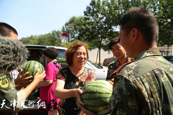 光荣院兵妈妈温桂玲给战士们送上解暑的西瓜