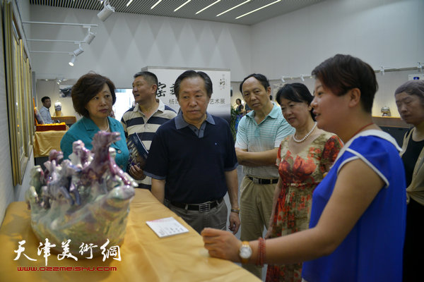 图为刘国胜在展览现场观赏钧瓷。
