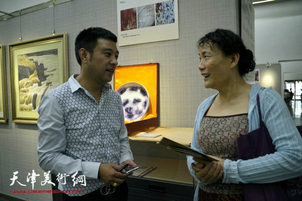 图为杨廷玺在展览现场与观众交流。