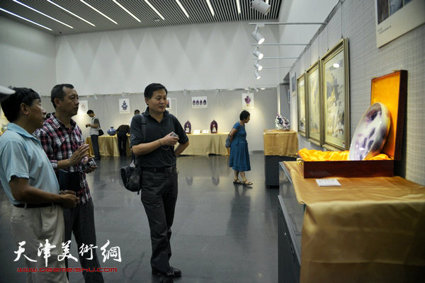 “窑变乾坤”杨廷玺大师钧瓷艺术展7月18日在天津展出，图为展览现场。