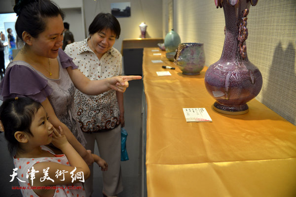“窑变乾坤”杨廷玺大师钧瓷艺术展7月18日在天津展出，图为展览现场。