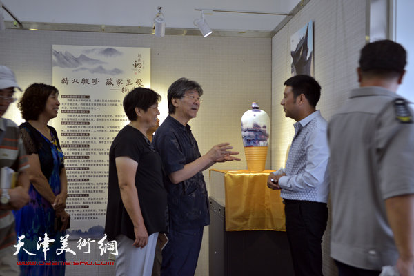 “窑变乾坤”杨廷玺大师钧瓷艺术展7月18日在天津展出，图为展览现场。