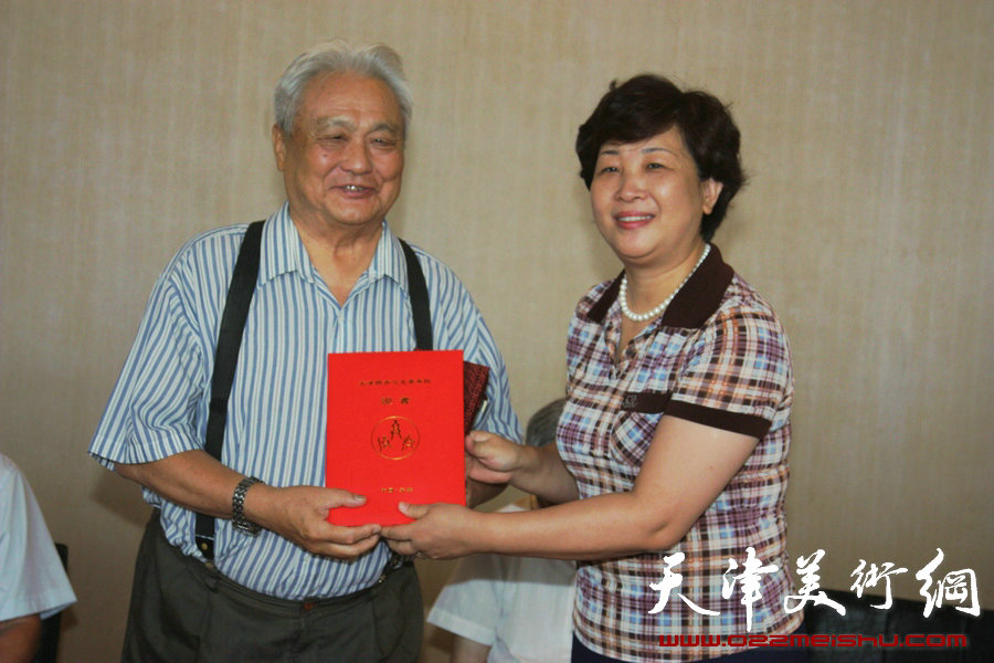 天津体育之光书画院7月19日在市全民健身活动中心成立，图为李克敏向年维泗颁发证书和纪念标识。