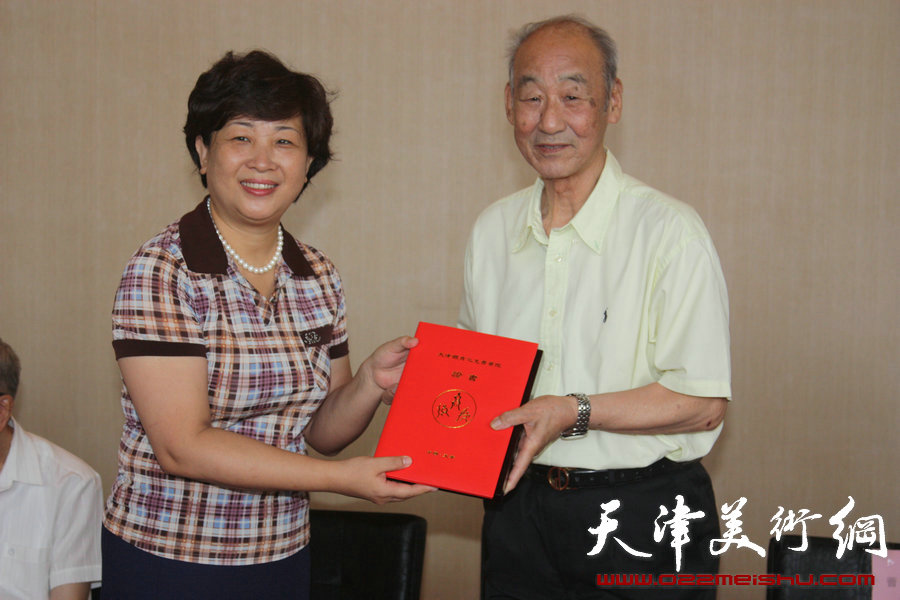 天津体育之光书画院7月19日在市全民健身活动中心成立，图为李克敏向张俊秀颁发证书和纪念标识。