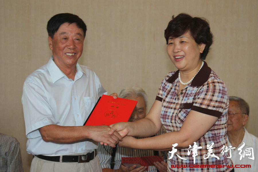 天津体育之光书画院7月19日在市全民健身活动中心成立，图为李克敏向黄东生颁发证书和纪念标识。