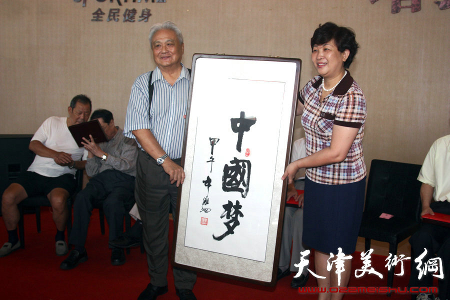 天津体育之光书画院7月19日在市全民健身活动中心成立，图为名誉院长年维泗向李克敏赠送书法作品。