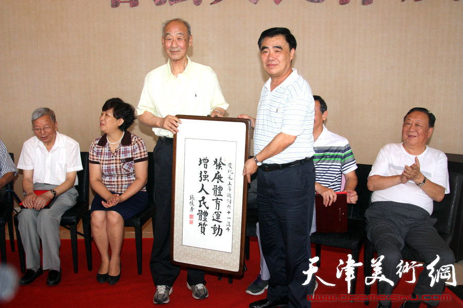 天津体育之光书画院7月19日在市全民健身活动中心成立，图为第一副院长张俊秀赠送书法作品。