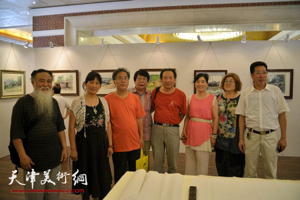 郑爱民、杨秀英等在画展现场。
