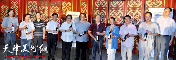 GCF集团和主办方向参加本次活动的中国艺术家赠送印有画家作品的“梅多克国画大师酒”