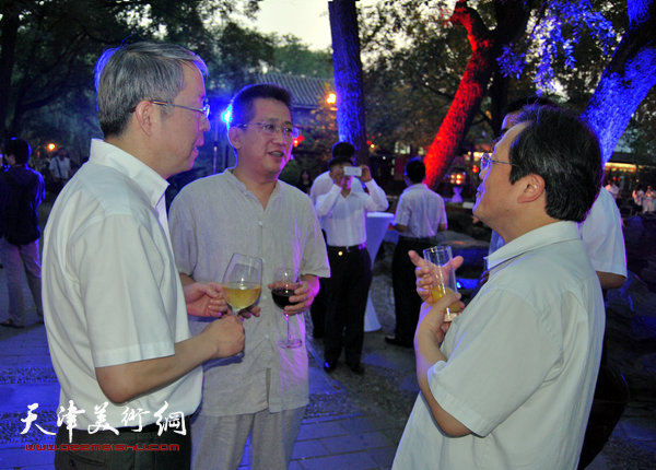 开幕名人汇酒会现场。左起：方正辉，李毅峰，冯远。