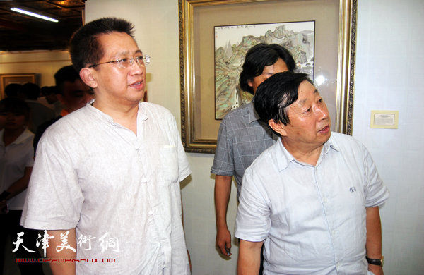 中国美术家协会主席，著名人物画家刘大为先生与天津美协副主席李毅先生峰观摩展览。