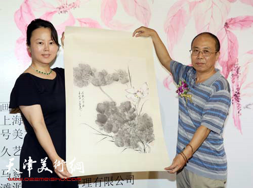 画家王冠惠（右）将自己的力作赠予上海壹号美术馆收藏