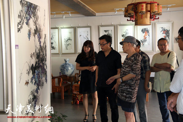 郭德岺花鸟画展26日在艺缘斋开幕，图为郭德岺陪同孙长康等来宾观赏画作。