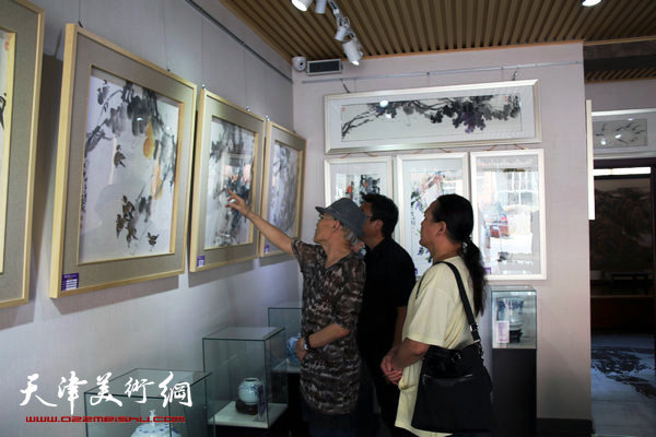 郭德岺花鸟画展26日在艺缘斋开幕，图为来宾观赏画作。