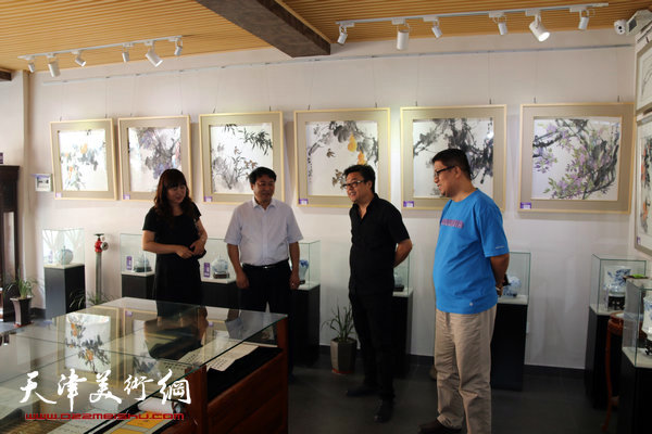 郭德岺花鸟画展26日在艺缘斋开幕，图为来宾观赏画作。