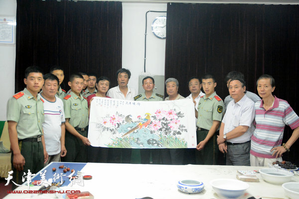 津门书画家慰问武警官兵 送来对子弟兵的节日祝福