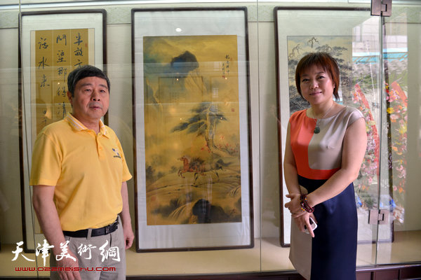 毓峋在爱新觉罗书画艺术研究会作品展览上与女画家李澜在一起