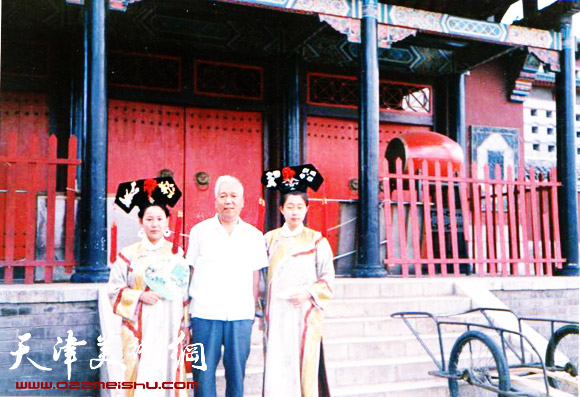 焦俊华与两个女儿在长春电影制作厂