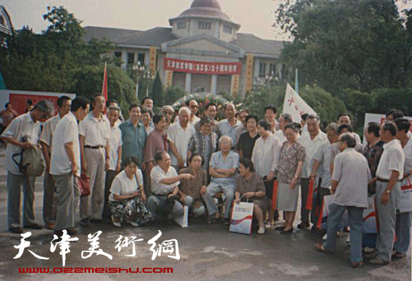 1996年天津美院90年校庆上，焦俊华与孙其峰等返校合影
