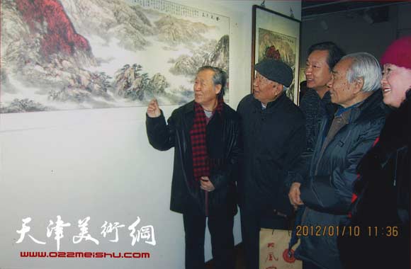 2012年，焦俊华和姬俊尧、纪振民在展览会上