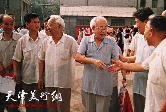 1996年天津美院校庆，孙其峰先生与校友相见。孙先生在焦俊华陪同下，与大家见面