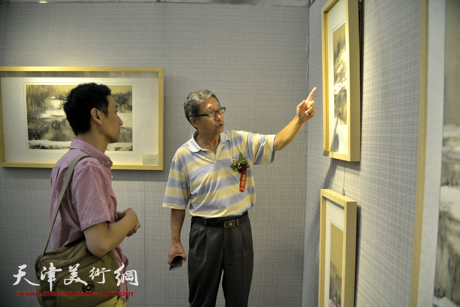 “这山 那水”阚传好山水画作品巡展首站在津展出，图为画展现场。