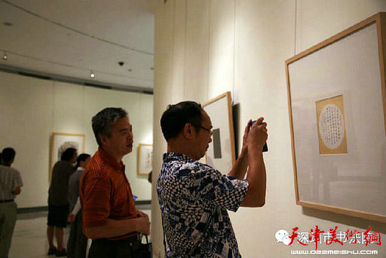 “王学仲书画艺术展”在深圳市关山月美术馆开幕。