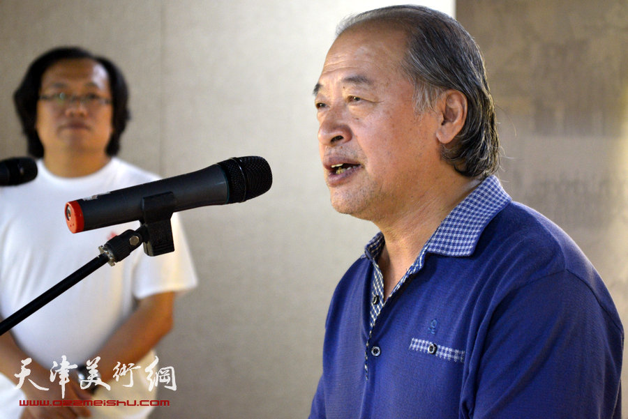 “画韵书香”天津人民美术出版社建社60周年职工书画作品展8月14日在天津人美艺术展厅开幕。图为天津美协主席王书平致辞。