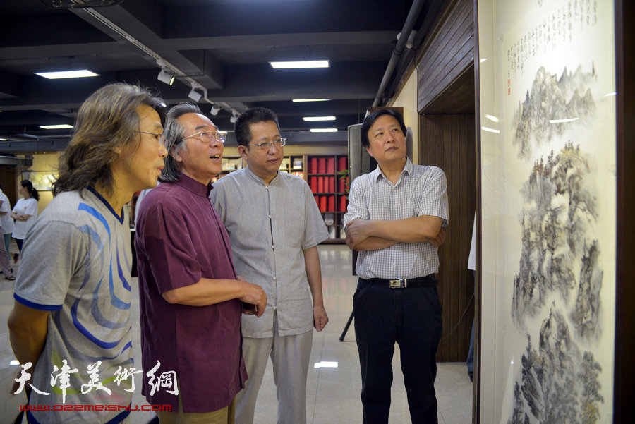 “画韵书香”天津人民美术出版社建社60周年职工书画作品展8月14日在天津人美艺术展厅开幕。图为霍春阳、李毅峰、赵均、王连宏观赏作品。