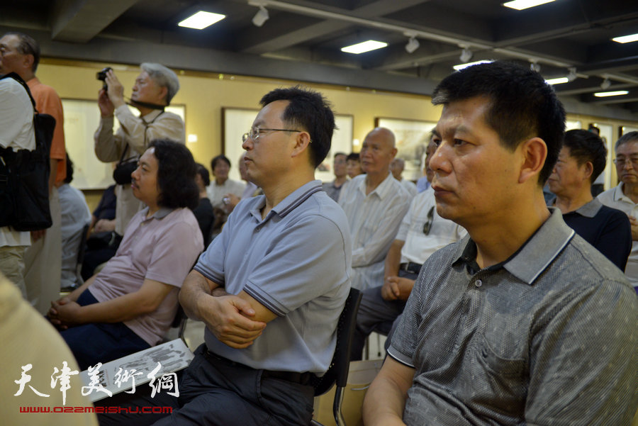 “画韵书香”天津人民美术出版社建社60周年职工书画作品展8月14日在天津人美艺术展厅开幕。图为左起：贾广健、张桂元、范扬在开幕仪式上。