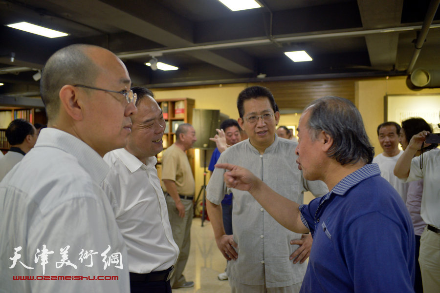 “画韵书香”天津人民美术出版社建社60周年职工书画作品展8月14日在天津人美艺术展厅开幕。图为王书平、李毅峰、陈卓、马驰在展览现场交谈。